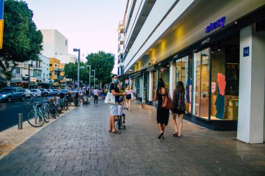Tel Aviv İsrail 19 Ekim 2020 Coronavirus salgını sırasında yüzlerinde maske olan kimliği belirsiz insanları ve nüfusu zapt etmek için kilitlenmeleri