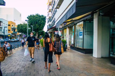 Tel Aviv İsrail 19 Ekim 2020 Coronavirus salgını sırasında yüzlerinde maske olan kimliği belirsiz insanları ve nüfusu zapt etmek için kilitlenmeleri