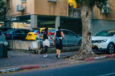 Tel Aviv İsrail 19 Ekim 2020 Coronavirus salgını sırasında yüzlerinde maske olan kimliği belirsiz insanları ve nüfusu zapt etmek için kilitlenmeleri