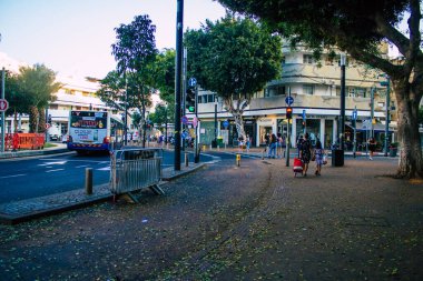 Tel Aviv İsrail 19 Ekim 2020 Coronavirus salgını sırasında yüzlerinde maske olan kimliği belirsiz insanları ve nüfusu zapt etmek için kilitlenmeleri