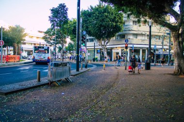 Tel Aviv İsrail 19 Ekim 2020 Coronavirus salgını sırasında yüzlerinde maske olan kimliği belirsiz insanları ve nüfusu zapt etmek için kilitlenmeleri