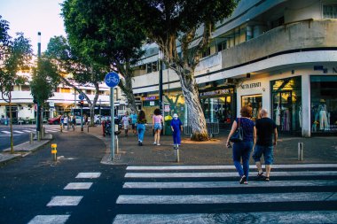 Tel Aviv İsrail 19 Ekim 2020 Coronavirus salgını sırasında yüzlerinde maske olan kimliği belirsiz insanları ve nüfusu zapt etmek için kilitlenmeleri