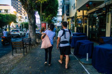 Tel Aviv İsrail 19 Ekim 2020 Coronavirus salgını sırasında yüzlerinde maske olan kimliği belirsiz insanları ve nüfusu zapt etmek için kilitlenmeleri