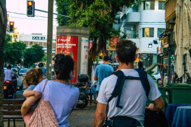 Tel Aviv İsrail 19 Ekim 2020 Coronavirus salgını sırasında yüzlerinde maske olan kimliği belirsiz insanları ve nüfusu zapt etmek için kilitlenmeleri