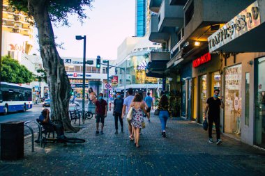Tel Aviv İsrail 19 Ekim 2020 Coronavirus salgını sırasında yüzlerinde maske olan kimliği belirsiz insanları ve nüfusu zapt etmek için kilitlenmeleri