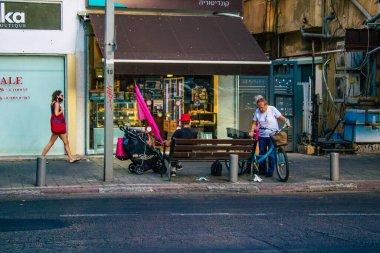 Tel Aviv İsrail 19 Ekim 2020 Coronavirus salgını sırasında yüzlerinde maske olan kimliği belirsiz insanları ve nüfusu zapt etmek için kilitlenmeleri