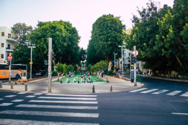 Tel Aviv İsrail 19 Ekim 2020 Coronavirus salgını sırasında yüzlerinde maske olan kimliği belirsiz insanları ve nüfusu zapt etmek için kilitlenmeleri