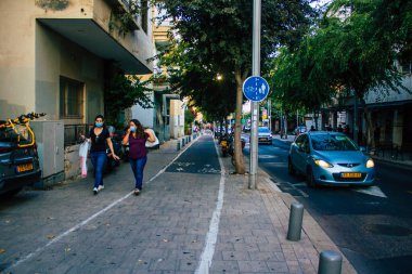 Tel Aviv İsrail 19 Ekim 2020 Coronavirus salgını sırasında yüzlerinde maske olan kimliği belirsiz insanları ve nüfusu zapt etmek için kilitlenmeleri
