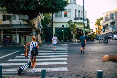 Tel Aviv İsrail 19 Ekim 2020 Coronavirus salgını sırasında yüzlerinde maske olan kimliği belirsiz insanları ve nüfusu zapt etmek için kilitlenmeleri