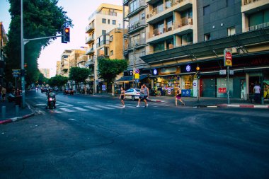 Tel Aviv İsrail 19 Ekim 2020 Coronavirus salgını sırasında yüzlerinde maske olan kimliği belirsiz insanları ve nüfusu zapt etmek için kilitlenmeleri