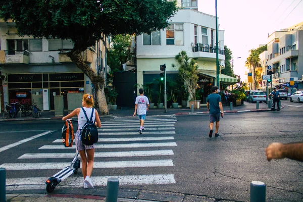 Tel Aviv İsrail 19 Ekim 2020 Coronavirus salgını sırasında yüzlerinde maske olan kimliği belirsiz insanları ve nüfusu zapt etmek için kilitlenmeleri