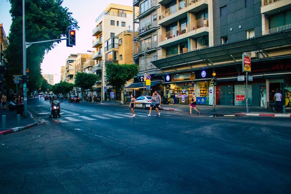 Tel Aviv İsrail 19 Ekim 2020 Coronavirus salgını sırasında yüzlerinde maske olan kimliği belirsiz insanları ve nüfusu zapt etmek için kilitlenmeleri