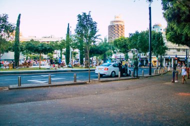 Tel Aviv İsrail 19 Ekim 2020 'de Tel Aviv sokaklarında bir İsrail Ulusal Polis kontrol noktası görüldü. Coronavirüs' ün yayılmasını kontrol altına almak ve nüfusu kontrol altına almak için.