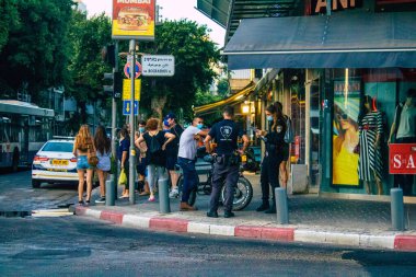 Tel Aviv İsrail 19 Ekim 2020 'de Tel Aviv sokaklarında bir İsrail Ulusal Polis kontrol noktası görüldü. Coronavirüs' ün yayılmasını kontrol altına almak ve nüfusu kontrol altına almak için.