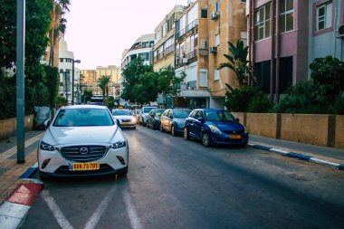 Tel Aviv İsrail 19 Ekim 2020 'de İsrail' deki Coronavirus salgını ve tecrit sırasında Tel Aviv sokaklarından geçen geleneksel bir İsrail taksisinin görüntüsü