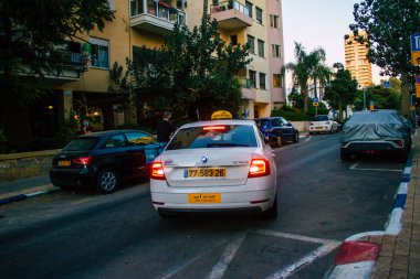 Tel Aviv İsrail 19 Ekim 2020 'de İsrail' deki Coronavirus salgını ve tecrit sırasında Tel Aviv sokaklarından geçen geleneksel bir İsrail taksisinin görüntüsü