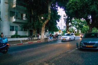 Tel Aviv İsrail 19 Ekim 2020 'de İsrail' deki Coronavirus salgını ve tecrit sırasında Tel Aviv sokaklarından geçen geleneksel bir İsrail taksisinin görüntüsü