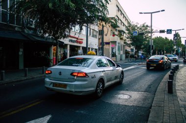 Tel Aviv İsrail 19 Ekim 2020 'de İsrail' deki Coronavirus salgını ve tecrit sırasında Tel Aviv sokaklarından geçen geleneksel bir İsrail taksisinin görüntüsü
