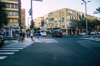 Tel Aviv İsrail 19 Ekim 2020 'de İsrail' deki Coronavirus salgını ve tecrit sırasında Tel Aviv sokaklarından geçen geleneksel bir İsrail taksisinin görüntüsü