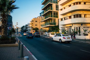 Tel Aviv İsrail 19 Ekim 2020 'de İsrail' deki Coronavirus salgını ve tecrit sırasında Tel Aviv sokaklarından geçen geleneksel bir İsrail taksisinin görüntüsü