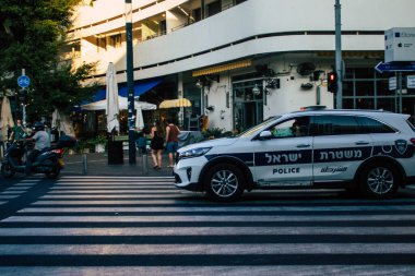 Tel Aviv İsrail 19 Ekim 2020 Coronavirus salgını sırasında Tel Aviv sokaklarından geçen geleneksel bir İsrail polis aracını İsrail 'de geniş çaplı karantina uygulamak için görüntüledi.