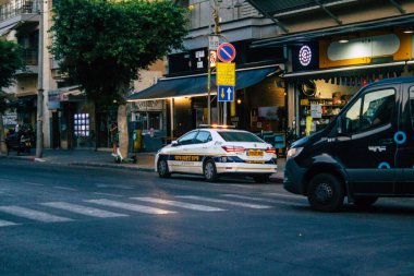 Tel Aviv İsrail 19 Ekim 2020 Coronavirus salgını sırasında Tel Aviv sokaklarından geçen geleneksel bir İsrail polis aracını İsrail 'de geniş çaplı karantina uygulamak için görüntüledi.