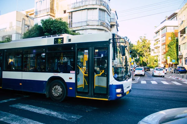 以色列特拉维夫2020年10月19日看到一辆以色列公共汽车在特拉维夫空旷的街道上行驶 在封锁和科罗纳威斯疫情爆发期间 以强制遏制人口增长 — 图库照片