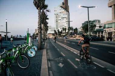 Tel Aviv İsrail 20 Ekim 2020 Kilit ve Coronavirus salgını sırasında İsrail nüfusunu kontrol altına almak için Tel Aviv sokaklarında dolaşan kimliği belirsiz bir insan görülüyor.