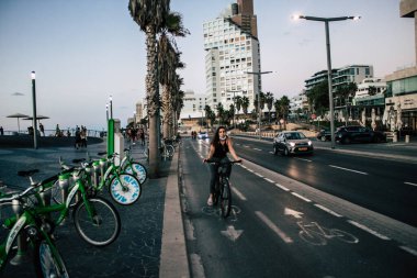 Tel Aviv İsrail 20 Ekim 2020 Kilit ve Coronavirus salgını sırasında İsrail nüfusunu kontrol altına almak için Tel Aviv sokaklarında dolaşan kimliği belirsiz bir insan görülüyor.