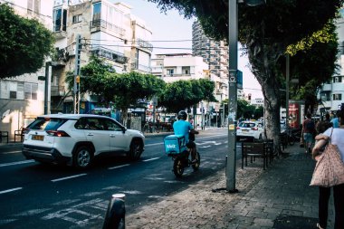 Tel Aviv İsrail 20 Ekim 2020 Kilit ve Coronavirus salgını sırasında İsrail nüfusunu kontrol altına almak için Tel Aviv sokaklarında dolaşan kimliği belirsiz bir insan görülüyor.