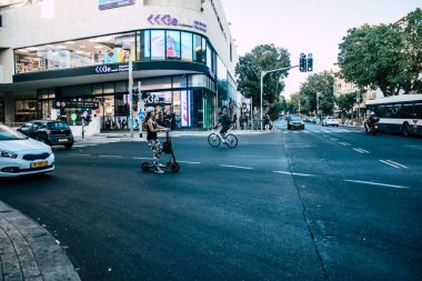 Tel Aviv İsrail 20 Ekim 2020 Kilit ve Coronavirus salgını sırasında İsrail nüfusunu kontrol altına almak için Tel Aviv sokaklarında dolaşan kimliği belirsiz bir insan görülüyor.