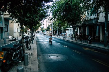 Tel Aviv İsrail 20 Ekim 2020 Kilit ve Coronavirus salgını sırasında İsrail nüfusunu kontrol altına almak için Tel Aviv sokaklarında dolaşan kimliği belirsiz bir insan görülüyor.