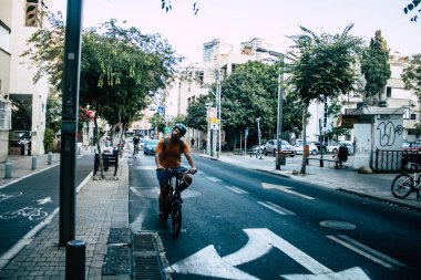 Tel Aviv İsrail 20 Ekim 2020 Kilit ve Coronavirus salgını sırasında İsrail nüfusunu kontrol altına almak için Tel Aviv sokaklarında dolaşan kimliği belirsiz bir insan görülüyor.