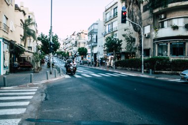 Tel Aviv İsrail 20 Ekim 2020 Kilit ve Coronavirus salgını sırasında İsrail nüfusunu kontrol altına almak için Tel Aviv sokaklarında dolaşan kimliği belirsiz bir insan görülüyor.