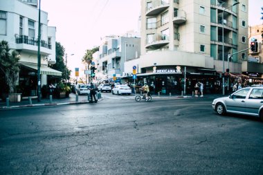 Tel Aviv İsrail 20 Ekim 2020 Kilit ve Coronavirus salgını sırasında İsrail nüfusunu kontrol altına almak için Tel Aviv sokaklarında dolaşan kimliği belirsiz bir insan görülüyor.