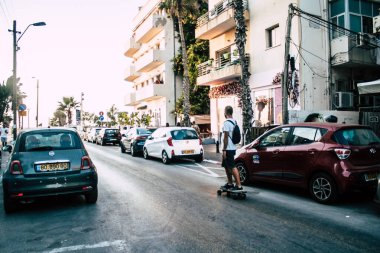 Tel Aviv İsrail 20 Ekim 2020 Kilit ve Coronavirus salgını sırasında İsrail nüfusunu kontrol altına almak için Tel Aviv sokaklarında dolaşan kimliği belirsiz bir insan görülüyor.