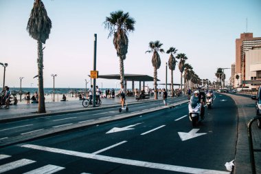 Tel Aviv İsrail 20 Ekim 2020 Kilit ve Coronavirus salgını sırasında İsrail nüfusunu kontrol altına almak için Tel Aviv sokaklarında dolaşan kimliği belirsiz bir insan görülüyor.