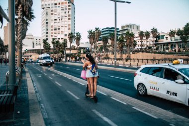 Tel Aviv İsrail 20 Ekim 2020 Kilit ve Coronavirus salgını sırasında İsrail nüfusunu kontrol altına almak için Tel Aviv sokaklarında dolaşan kimliği belirsiz bir insan görülüyor.