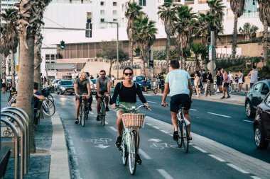 Tel Aviv İsrail 20 Ekim 2020 Kilit ve Coronavirus salgını sırasında İsrail nüfusunu kontrol altına almak için Tel Aviv sokaklarında dolaşan kimliği belirsiz bir insan görülüyor.