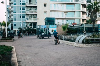 Tel Aviv İsrail 20 Ekim 2020 Kilit ve Coronavirus salgını sırasında İsrail nüfusunu kontrol altına almak için Tel Aviv sokaklarında dolaşan kimliği belirsiz bir insan görülüyor.