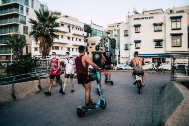 Tel Aviv İsrail 20 Ekim 2020 Kilit ve Coronavirus salgını sırasında İsrail nüfusunu kontrol altına almak için Tel Aviv sokaklarında dolaşan kimliği belirsiz bir insan görülüyor.