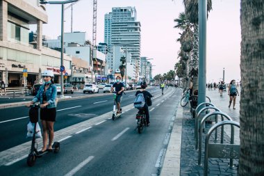 Tel Aviv İsrail 20 Ekim 2020 Kilit ve Coronavirus salgını sırasında İsrail nüfusunu kontrol altına almak için Tel Aviv sokaklarında dolaşan kimliği belirsiz bir insan görülüyor.