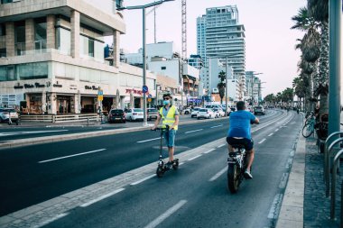Tel Aviv İsrail 20 Ekim 2020 Kilit ve Coronavirus salgını sırasında İsrail nüfusunu kontrol altına almak için Tel Aviv sokaklarında dolaşan kimliği belirsiz bir insan görülüyor.