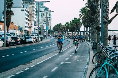Tel Aviv İsrail 20 Ekim 2020 Kilit ve Coronavirus salgını sırasında İsrail nüfusunu kontrol altına almak için Tel Aviv sokaklarında dolaşan kimliği belirsiz bir insan görülüyor.