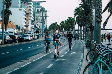 Tel Aviv İsrail 20 Ekim 2020 Kilit ve Coronavirus salgını sırasında İsrail nüfusunu kontrol altına almak için Tel Aviv sokaklarında dolaşan kimliği belirsiz bir insan görülüyor.