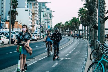 Tel Aviv İsrail 20 Ekim 2020 Kilit ve Coronavirus salgını sırasında İsrail nüfusunu kontrol altına almak için Tel Aviv sokaklarında dolaşan kimliği belirsiz bir insan görülüyor.