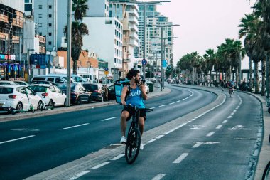 Tel Aviv İsrail 20 Ekim 2020 Kilit ve Coronavirus salgını sırasında İsrail nüfusunu kontrol altına almak için Tel Aviv sokaklarında dolaşan kimliği belirsiz bir insan görülüyor.