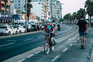 Tel Aviv İsrail 20 Ekim 2020 Kilit ve Coronavirus salgını sırasında İsrail nüfusunu kontrol altına almak için Tel Aviv sokaklarında dolaşan kimliği belirsiz bir insan görülüyor.