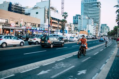 Tel Aviv İsrail 20 Ekim 2020 Kilit ve Coronavirus salgını sırasında İsrail nüfusunu kontrol altına almak için Tel Aviv sokaklarında dolaşan kimliği belirsiz bir insan görülüyor.