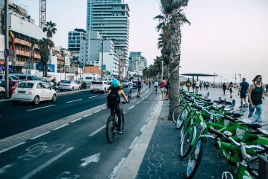 Tel Aviv İsrail 20 Ekim 2020 Kilit ve Coronavirus salgını sırasında İsrail nüfusunu kontrol altına almak için Tel Aviv sokaklarında dolaşan kimliği belirsiz bir insan görülüyor.